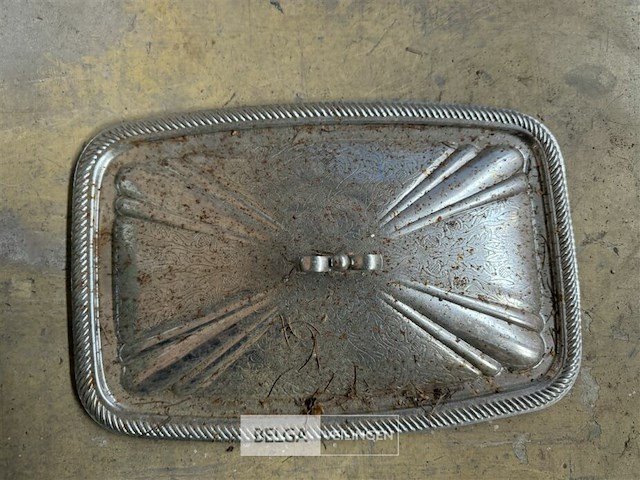 Doos met vintage metalen serveerschalen - afbeelding 2 van  4