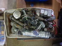 Doos met zeskanttapbouten met moer en ring - afbeelding 1 van  4