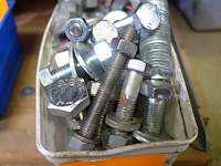 Doos met zeskanttapbouten met moer en ring - afbeelding 2 van  4