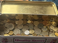 Doos quality street met diverse munten - afbeelding 1 van  5