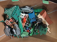 Doos speelgoed (tanks,vliegtuigen en soldaten) - afbeelding 1 van  3