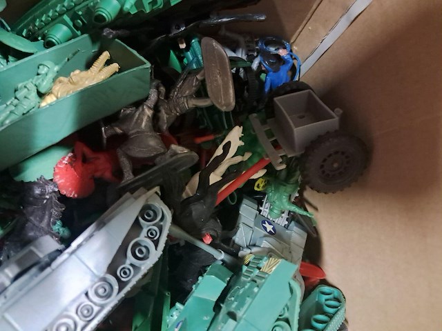 Doos speelgoed (tanks,vliegtuigen en soldaten) - afbeelding 3 van  3