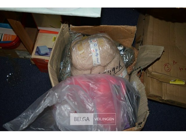 Doos wol div kleuren - afbeelding 1 van  3