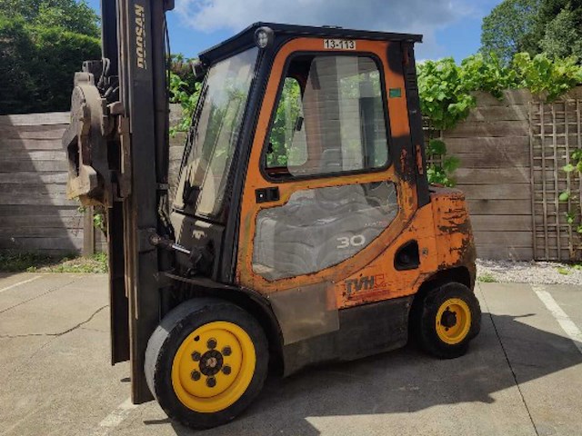 Doosan 3 ton diesel heftruck - gesloten cabine - rotator - vorken inbegrepen - afbeelding 1 van  7