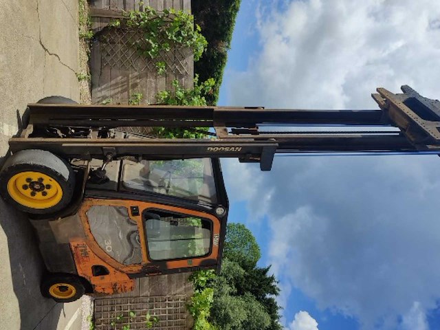 Doosan 3 ton diesel heftruck - gesloten cabine - rotator - vorken inbegrepen - afbeelding 4 van  7
