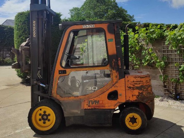 Doosan 3 ton diesel heftruck - gesloten cabine - rotator - vorken inbegrepen - afbeelding 5 van  7