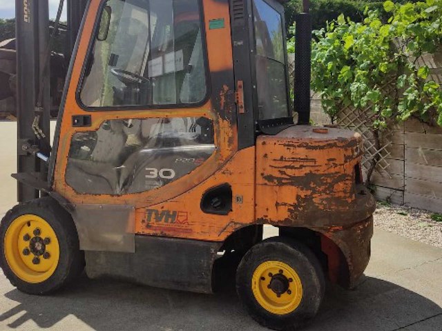 Doosan 3 ton diesel heftruck - gesloten cabine - rotator - vorken inbegrepen - afbeelding 7 van  7
