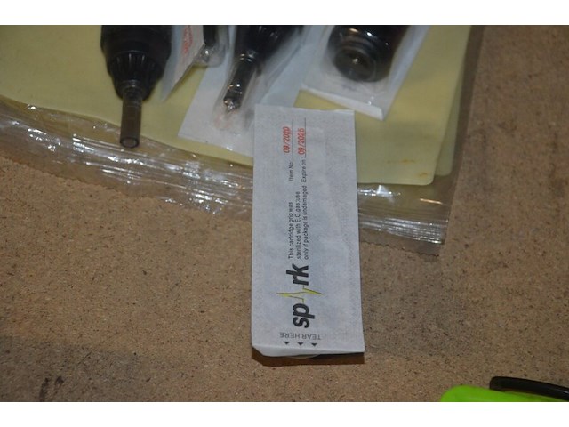 Doosje met ca. 80 stuks piercings en stretchers, ca. 36 metalen verstelbare tatoeage handvaten, elektrische tatoeage machine goud rotary, 2 spoel tatoeage machines,10 wergwerp cartridges grip zwart, 2 paarse bischop rotary tatoeage machines, - afbeelding 2 van  33