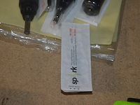 Doosje met ca. 80 stuks piercings en stretchers, ca. 36 metalen verstelbare tatoeage handvaten, elektrische tatoeage machine goud rotary, 2 spoel tatoeage machines,10 wergwerp cartridges grip zwart, 2 paarse bischop rotary tatoeage machines, - afbeelding 2 van  33