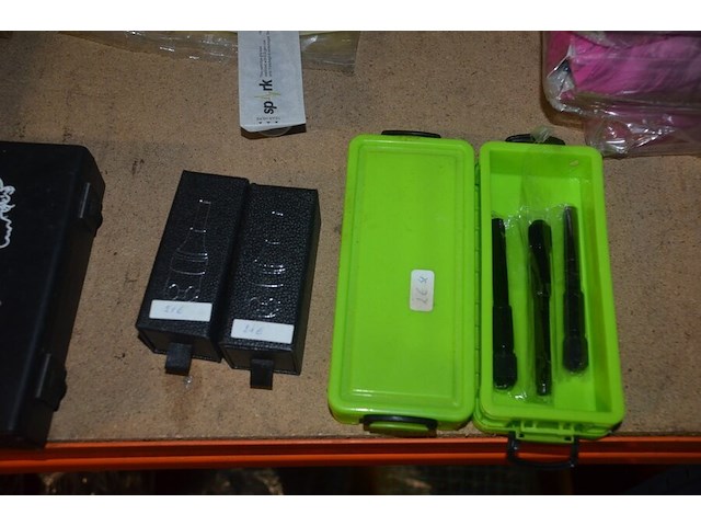 Doosje met ca. 80 stuks piercings en stretchers, ca. 36 metalen verstelbare tatoeage handvaten, elektrische tatoeage machine goud rotary, 2 spoel tatoeage machines,10 wergwerp cartridges grip zwart, 2 paarse bischop rotary tatoeage machines, - afbeelding 3 van  33