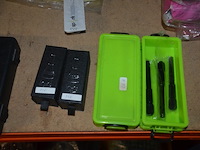 Doosje met ca. 80 stuks piercings en stretchers, ca. 36 metalen verstelbare tatoeage handvaten, elektrische tatoeage machine goud rotary, 2 spoel tatoeage machines,10 wergwerp cartridges grip zwart, 2 paarse bischop rotary tatoeage machines, - afbeelding 3 van  33