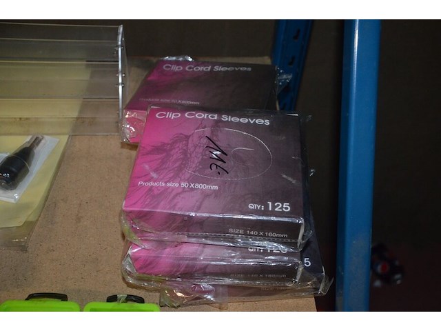 Doosje met ca. 80 stuks piercings en stretchers, ca. 36 metalen verstelbare tatoeage handvaten, elektrische tatoeage machine goud rotary, 2 spoel tatoeage machines,10 wergwerp cartridges grip zwart, 2 paarse bischop rotary tatoeage machines, - afbeelding 5 van  33