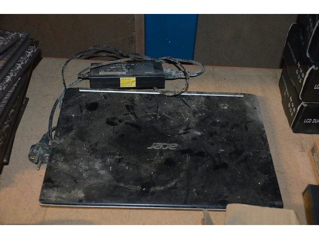 Doosje met ca. 80 stuks piercings en stretchers, ca. 36 metalen verstelbare tatoeage handvaten, elektrische tatoeage machine goud rotary, 2 spoel tatoeage machines,10 wergwerp cartridges grip zwart, 2 paarse bischop rotary tatoeage machines, - afbeelding 6 van  33