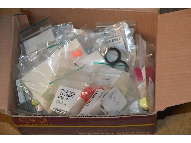 Doosje met ca. 80 stuks piercings en stretchers, ca. 36 metalen verstelbare tatoeage handvaten, elektrische tatoeage machine goud rotary, 2 spoel tatoeage machines,10 wergwerp cartridges grip zwart, 2 paarse bischop rotary tatoeage machines, - afbeelding 10 van  33