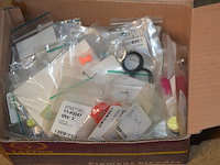 Doosje met ca. 80 stuks piercings en stretchers, ca. 36 metalen verstelbare tatoeage handvaten, elektrische tatoeage machine goud rotary, 2 spoel tatoeage machines,10 wergwerp cartridges grip zwart, 2 paarse bischop rotary tatoeage machines, - afbeelding 10 van  33