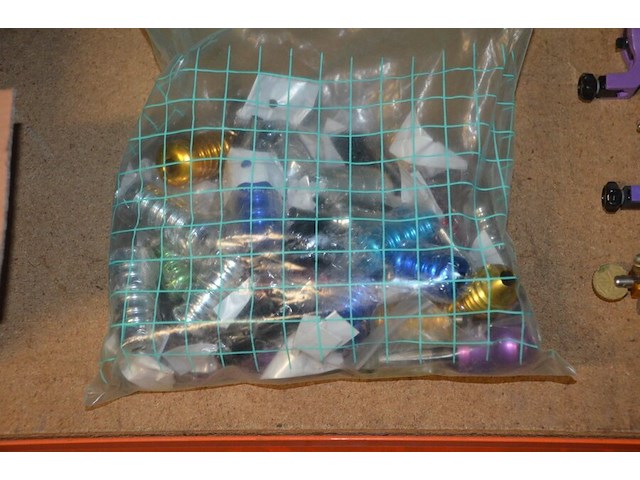 Doosje met ca. 80 stuks piercings en stretchers, ca. 36 metalen verstelbare tatoeage handvaten, elektrische tatoeage machine goud rotary, 2 spoel tatoeage machines,10 wergwerp cartridges grip zwart, 2 paarse bischop rotary tatoeage machines, - afbeelding 11 van  33