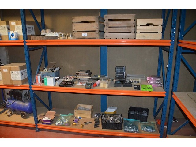 Doosje met ca. 80 stuks piercings en stretchers, ca. 36 metalen verstelbare tatoeage handvaten, elektrische tatoeage machine goud rotary, 2 spoel tatoeage machines,10 wergwerp cartridges grip zwart, 2 paarse bischop rotary tatoeage machines, - afbeelding 1 van  33