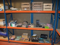 Doosje met ca. 80 stuks piercings en stretchers, ca. 36 metalen verstelbare tatoeage handvaten, elektrische tatoeage machine goud rotary, 2 spoel tatoeage machines,10 wergwerp cartridges grip zwart, 2 paarse bischop rotary tatoeage machines,