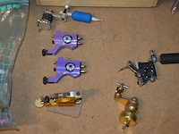 Doosje met ca. 80 stuks piercings en stretchers, ca. 36 metalen verstelbare tatoeage handvaten, elektrische tatoeage machine goud rotary, 2 spoel tatoeage machines,10 wergwerp cartridges grip zwart, 2 paarse bischop rotary tatoeage machines, - afbeelding 13 van  33