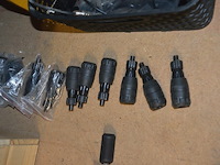 Doosje met ca. 80 stuks piercings en stretchers, ca. 36 metalen verstelbare tatoeage handvaten, elektrische tatoeage machine goud rotary, 2 spoel tatoeage machines,10 wergwerp cartridges grip zwart, 2 paarse bischop rotary tatoeage machines, - afbeelding 14 van  33