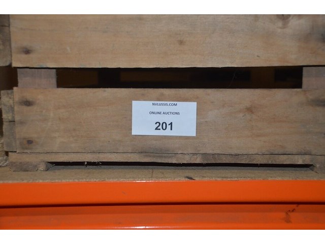 Doosje met ca. 80 stuks piercings en stretchers, ca. 36 metalen verstelbare tatoeage handvaten, elektrische tatoeage machine goud rotary, 2 spoel tatoeage machines,10 wergwerp cartridges grip zwart, 2 paarse bischop rotary tatoeage machines, - afbeelding 16 van  33