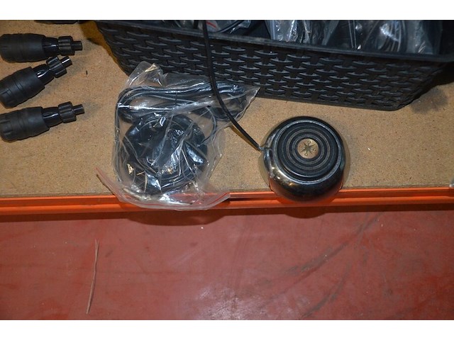 Doosje met ca. 80 stuks piercings en stretchers, ca. 36 metalen verstelbare tatoeage handvaten, elektrische tatoeage machine goud rotary, 2 spoel tatoeage machines,10 wergwerp cartridges grip zwart, 2 paarse bischop rotary tatoeage machines, - afbeelding 17 van  33