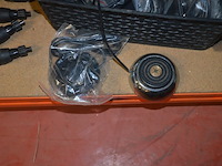 Doosje met ca. 80 stuks piercings en stretchers, ca. 36 metalen verstelbare tatoeage handvaten, elektrische tatoeage machine goud rotary, 2 spoel tatoeage machines,10 wergwerp cartridges grip zwart, 2 paarse bischop rotary tatoeage machines, - afbeelding 17 van  33