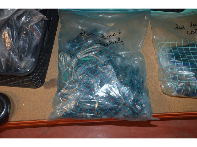 Doosje met ca. 80 stuks piercings en stretchers, ca. 36 metalen verstelbare tatoeage handvaten, elektrische tatoeage machine goud rotary, 2 spoel tatoeage machines,10 wergwerp cartridges grip zwart, 2 paarse bischop rotary tatoeage machines, - afbeelding 18 van  33