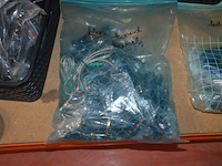 Doosje met ca. 80 stuks piercings en stretchers, ca. 36 metalen verstelbare tatoeage handvaten, elektrische tatoeage machine goud rotary, 2 spoel tatoeage machines,10 wergwerp cartridges grip zwart, 2 paarse bischop rotary tatoeage machines, - afbeelding 18 van  33