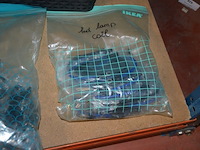 Doosje met ca. 80 stuks piercings en stretchers, ca. 36 metalen verstelbare tatoeage handvaten, elektrische tatoeage machine goud rotary, 2 spoel tatoeage machines,10 wergwerp cartridges grip zwart, 2 paarse bischop rotary tatoeage machines, - afbeelding 19 van  33