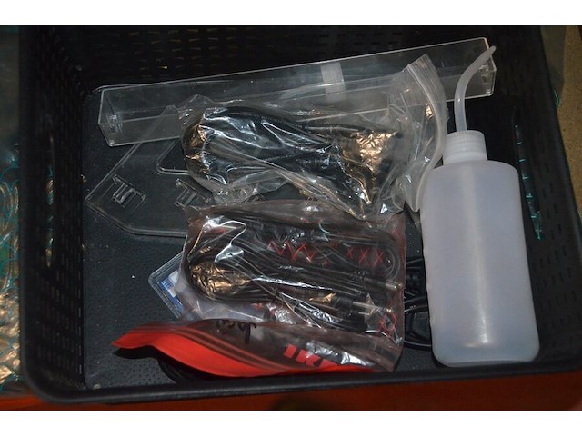 Doosje met ca. 80 stuks piercings en stretchers, ca. 36 metalen verstelbare tatoeage handvaten, elektrische tatoeage machine goud rotary, 2 spoel tatoeage machines,10 wergwerp cartridges grip zwart, 2 paarse bischop rotary tatoeage machines, - afbeelding 20 van  33