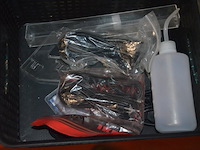 Doosje met ca. 80 stuks piercings en stretchers, ca. 36 metalen verstelbare tatoeage handvaten, elektrische tatoeage machine goud rotary, 2 spoel tatoeage machines,10 wergwerp cartridges grip zwart, 2 paarse bischop rotary tatoeage machines, - afbeelding 20 van  33