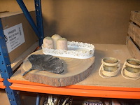 Doosje met ca. 80 stuks piercings en stretchers, ca. 36 metalen verstelbare tatoeage handvaten, elektrische tatoeage machine goud rotary, 2 spoel tatoeage machines,10 wergwerp cartridges grip zwart, 2 paarse bischop rotary tatoeage machines, - afbeelding 21 van  33