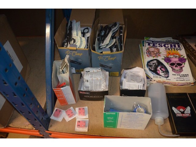 Doosje met ca. 80 stuks piercings en stretchers, ca. 36 metalen verstelbare tatoeage handvaten, elektrische tatoeage machine goud rotary, 2 spoel tatoeage machines,10 wergwerp cartridges grip zwart, 2 paarse bischop rotary tatoeage machines, - afbeelding 22 van  33