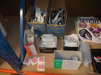 Doosje met ca. 80 stuks piercings en stretchers, ca. 36 metalen verstelbare tatoeage handvaten, elektrische tatoeage machine goud rotary, 2 spoel tatoeage machines,10 wergwerp cartridges grip zwart, 2 paarse bischop rotary tatoeage machines, - afbeelding 22 van  33