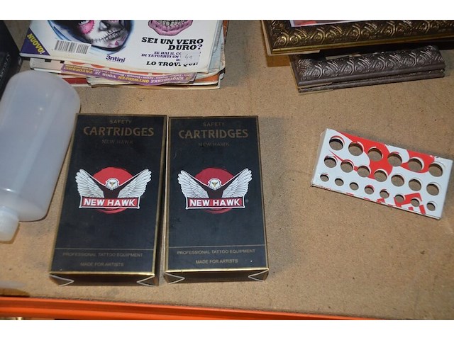 Doosje met ca. 80 stuks piercings en stretchers, ca. 36 metalen verstelbare tatoeage handvaten, elektrische tatoeage machine goud rotary, 2 spoel tatoeage machines,10 wergwerp cartridges grip zwart, 2 paarse bischop rotary tatoeage machines, - afbeelding 12 van  33