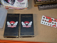 Doosje met ca. 80 stuks piercings en stretchers, ca. 36 metalen verstelbare tatoeage handvaten, elektrische tatoeage machine goud rotary, 2 spoel tatoeage machines,10 wergwerp cartridges grip zwart, 2 paarse bischop rotary tatoeage machines, - afbeelding 12 van  33