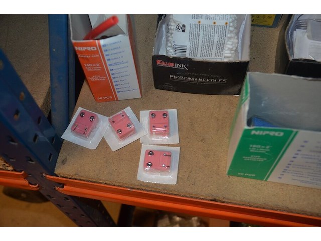 Doosje met ca. 80 stuks piercings en stretchers, ca. 36 metalen verstelbare tatoeage handvaten, elektrische tatoeage machine goud rotary, 2 spoel tatoeage machines,10 wergwerp cartridges grip zwart, 2 paarse bischop rotary tatoeage machines, - afbeelding 24 van  33