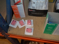 Doosje met ca. 80 stuks piercings en stretchers, ca. 36 metalen verstelbare tatoeage handvaten, elektrische tatoeage machine goud rotary, 2 spoel tatoeage machines,10 wergwerp cartridges grip zwart, 2 paarse bischop rotary tatoeage machines, - afbeelding 24 van  33