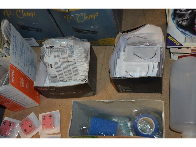 Doosje met ca. 80 stuks piercings en stretchers, ca. 36 metalen verstelbare tatoeage handvaten, elektrische tatoeage machine goud rotary, 2 spoel tatoeage machines,10 wergwerp cartridges grip zwart, 2 paarse bischop rotary tatoeage machines, - afbeelding 25 van  33