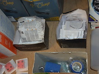 Doosje met ca. 80 stuks piercings en stretchers, ca. 36 metalen verstelbare tatoeage handvaten, elektrische tatoeage machine goud rotary, 2 spoel tatoeage machines,10 wergwerp cartridges grip zwart, 2 paarse bischop rotary tatoeage machines, - afbeelding 25 van  33