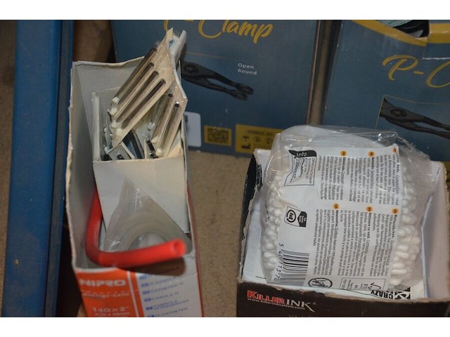 Doosje met ca. 80 stuks piercings en stretchers, ca. 36 metalen verstelbare tatoeage handvaten, elektrische tatoeage machine goud rotary, 2 spoel tatoeage machines,10 wergwerp cartridges grip zwart, 2 paarse bischop rotary tatoeage machines, - afbeelding 27 van  33