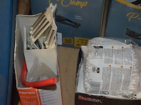 Doosje met ca. 80 stuks piercings en stretchers, ca. 36 metalen verstelbare tatoeage handvaten, elektrische tatoeage machine goud rotary, 2 spoel tatoeage machines,10 wergwerp cartridges grip zwart, 2 paarse bischop rotary tatoeage machines, - afbeelding 27 van  33