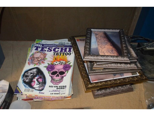 Doosje met ca. 80 stuks piercings en stretchers, ca. 36 metalen verstelbare tatoeage handvaten, elektrische tatoeage machine goud rotary, 2 spoel tatoeage machines,10 wergwerp cartridges grip zwart, 2 paarse bischop rotary tatoeage machines, - afbeelding 23 van  33