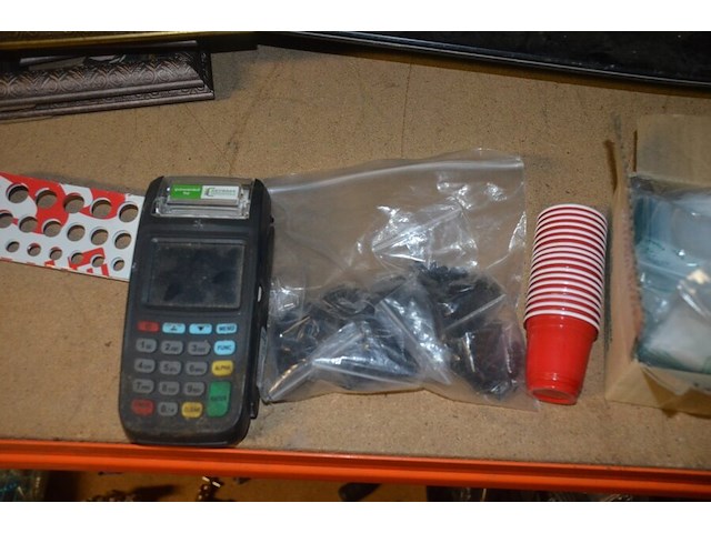 Doosje met ca. 80 stuks piercings en stretchers, ca. 36 metalen verstelbare tatoeage handvaten, elektrische tatoeage machine goud rotary, 2 spoel tatoeage machines,10 wergwerp cartridges grip zwart, 2 paarse bischop rotary tatoeage machines, - afbeelding 28 van  33