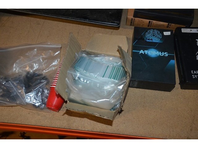 Doosje met ca. 80 stuks piercings en stretchers, ca. 36 metalen verstelbare tatoeage handvaten, elektrische tatoeage machine goud rotary, 2 spoel tatoeage machines,10 wergwerp cartridges grip zwart, 2 paarse bischop rotary tatoeage machines, - afbeelding 29 van  33