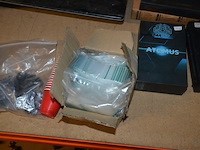 Doosje met ca. 80 stuks piercings en stretchers, ca. 36 metalen verstelbare tatoeage handvaten, elektrische tatoeage machine goud rotary, 2 spoel tatoeage machines,10 wergwerp cartridges grip zwart, 2 paarse bischop rotary tatoeage machines, - afbeelding 29 van  33