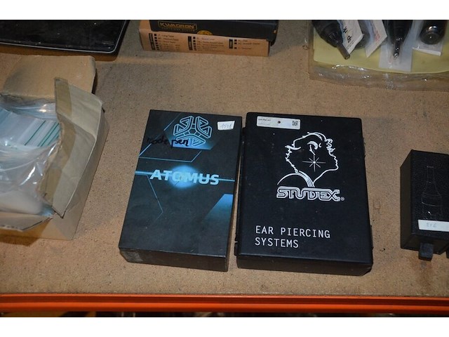 Doosje met ca. 80 stuks piercings en stretchers, ca. 36 metalen verstelbare tatoeage handvaten, elektrische tatoeage machine goud rotary, 2 spoel tatoeage machines,10 wergwerp cartridges grip zwart, 2 paarse bischop rotary tatoeage machines, - afbeelding 30 van  33