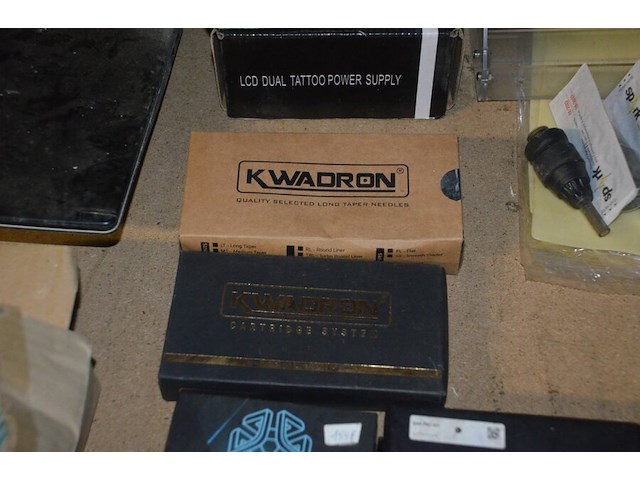 Doosje met ca. 80 stuks piercings en stretchers, ca. 36 metalen verstelbare tatoeage handvaten, elektrische tatoeage machine goud rotary, 2 spoel tatoeage machines,10 wergwerp cartridges grip zwart, 2 paarse bischop rotary tatoeage machines, - afbeelding 31 van  33