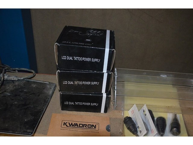 Doosje met ca. 80 stuks piercings en stretchers, ca. 36 metalen verstelbare tatoeage handvaten, elektrische tatoeage machine goud rotary, 2 spoel tatoeage machines,10 wergwerp cartridges grip zwart, 2 paarse bischop rotary tatoeage machines, - afbeelding 32 van  33